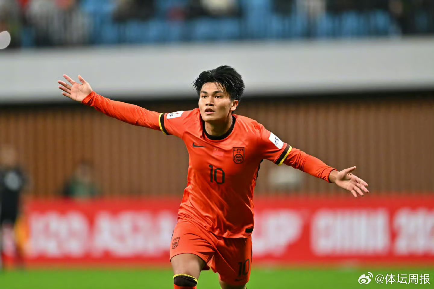 上海海港发布备战花絮;今晚门线救险;中超任务艰巨;年轻球员得到机会 上海海港发布备战花絮;今晚门线救险;中超任务艰巨;年轻球员得到机会