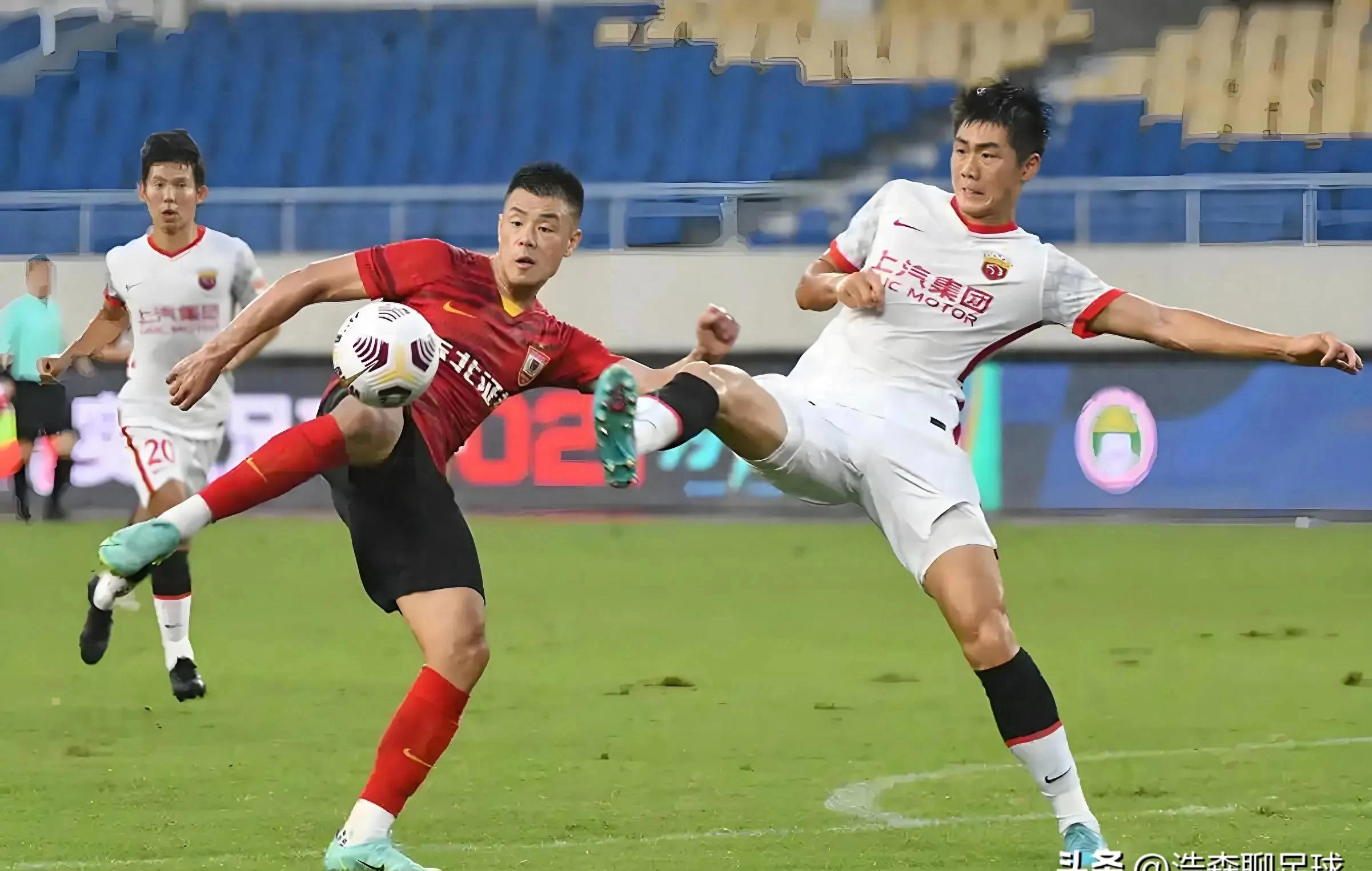 上海海港发布备战花絮;今晚门线救险;中超任务艰巨;年轻球员得到机会 上海海港发布备战花絮;今晚门线救险;中超任务艰巨;年轻球员得到机会