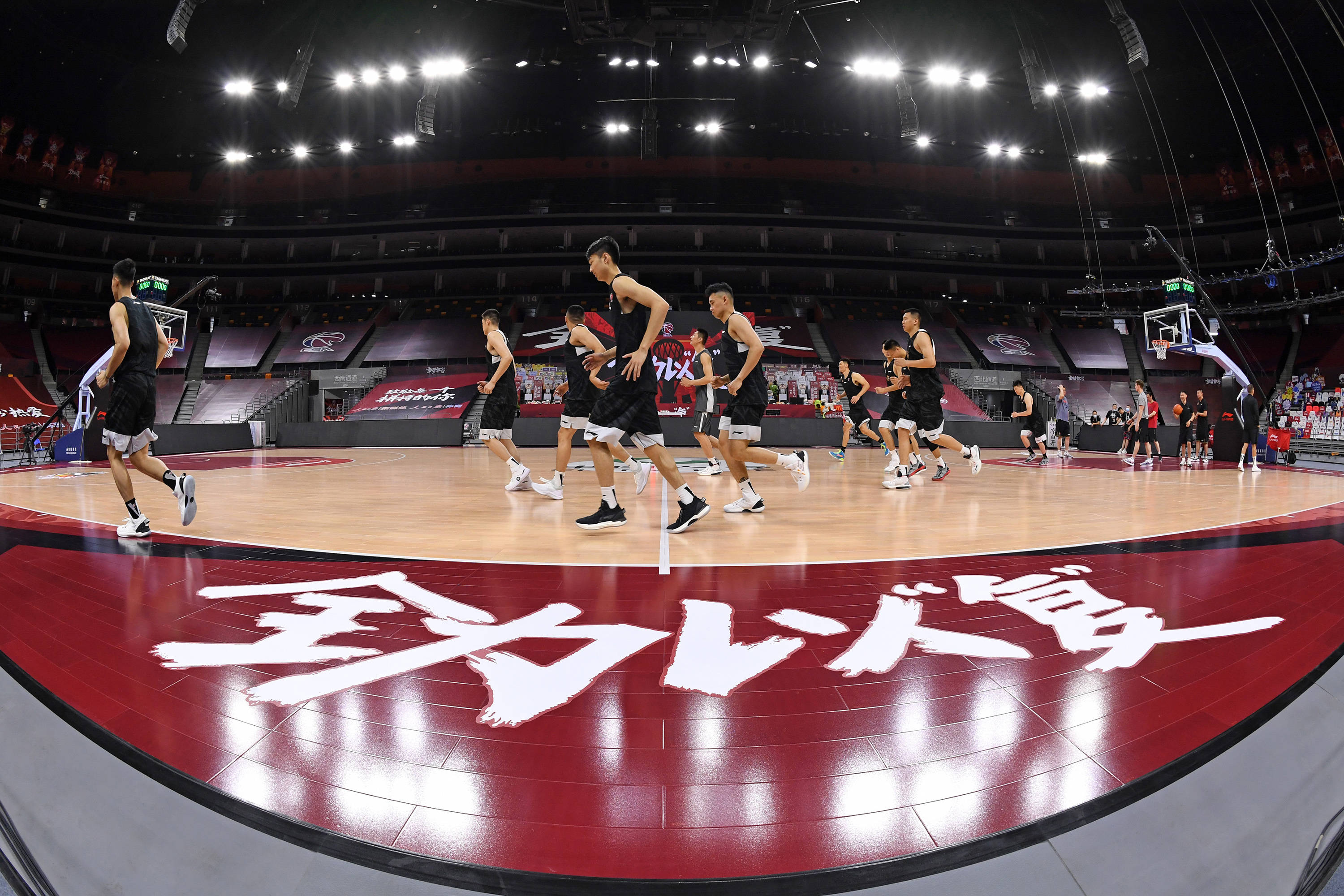 关于勒沃库森训练开放日，今夜内部沟通引欢呼，CBA常规赛在即，年轻球员得到机会的信息