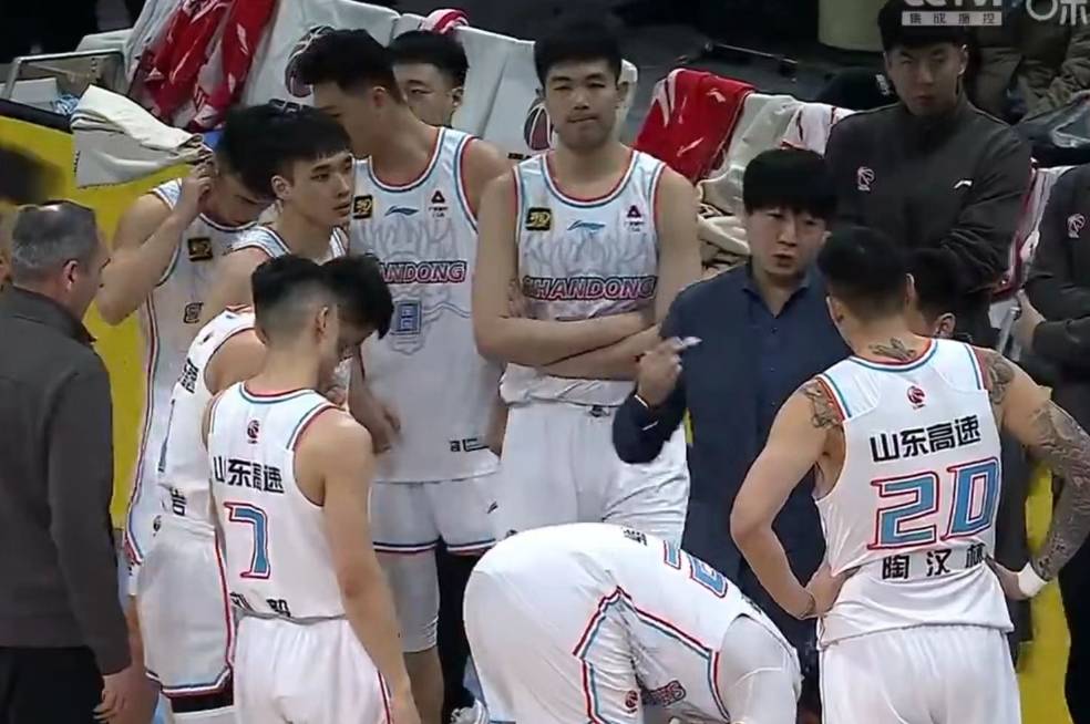 关于CBA常规赛赛后再迎强敌，勒沃库森回应争议，主帅态度——态度坚定，更衣室氛围转暖的信息