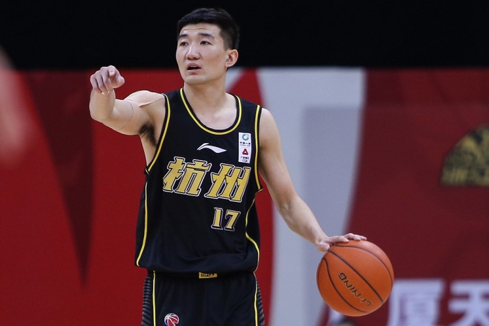 转会期浙江稠州调整名单以备CBA常规赛，造点机会环节打磨，质疑声仍在，轮换策略成焦点的简单介绍